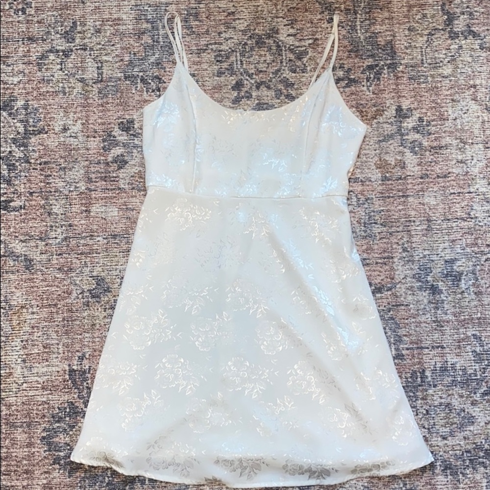 Beautiful white dress with adjustable straps. - Picture 2 of 4